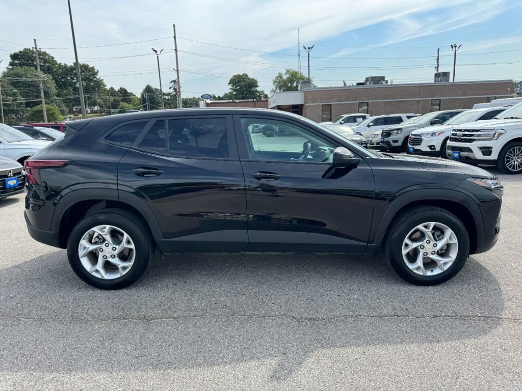Used 2025 Chevrolet Trax LS w/ LS Convenience Package FWD image 2