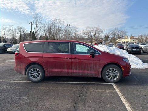 Used 2026 Chrysler Pacifica Select image 2