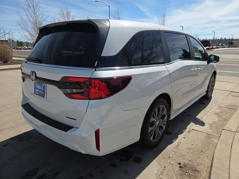 New 2026 Honda Odyssey Touring image 4