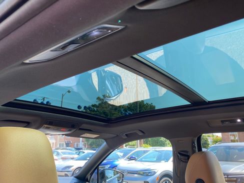 Certified 2024 Volkswagen Tiguan SE w/ Panoramic Sunroof Package AWD/4WD image 19