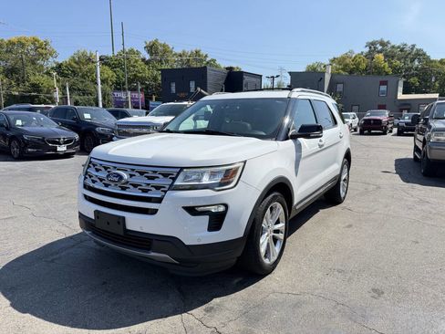 Used 2018 Ford Explorer XLT w/ Equipment Group 202A image 4