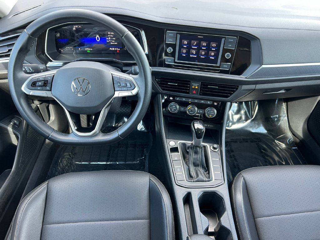 Used 2023 Volkswagen Jetta SE FWD image 5