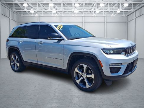 Used 2023 Jeep Grand Cherokee Limited w/ Luxury Tech Group II AWD/4WD image 11