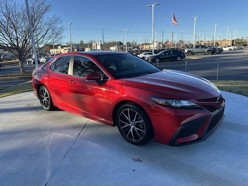 Certified 2022 Toyota Camry SE image 2