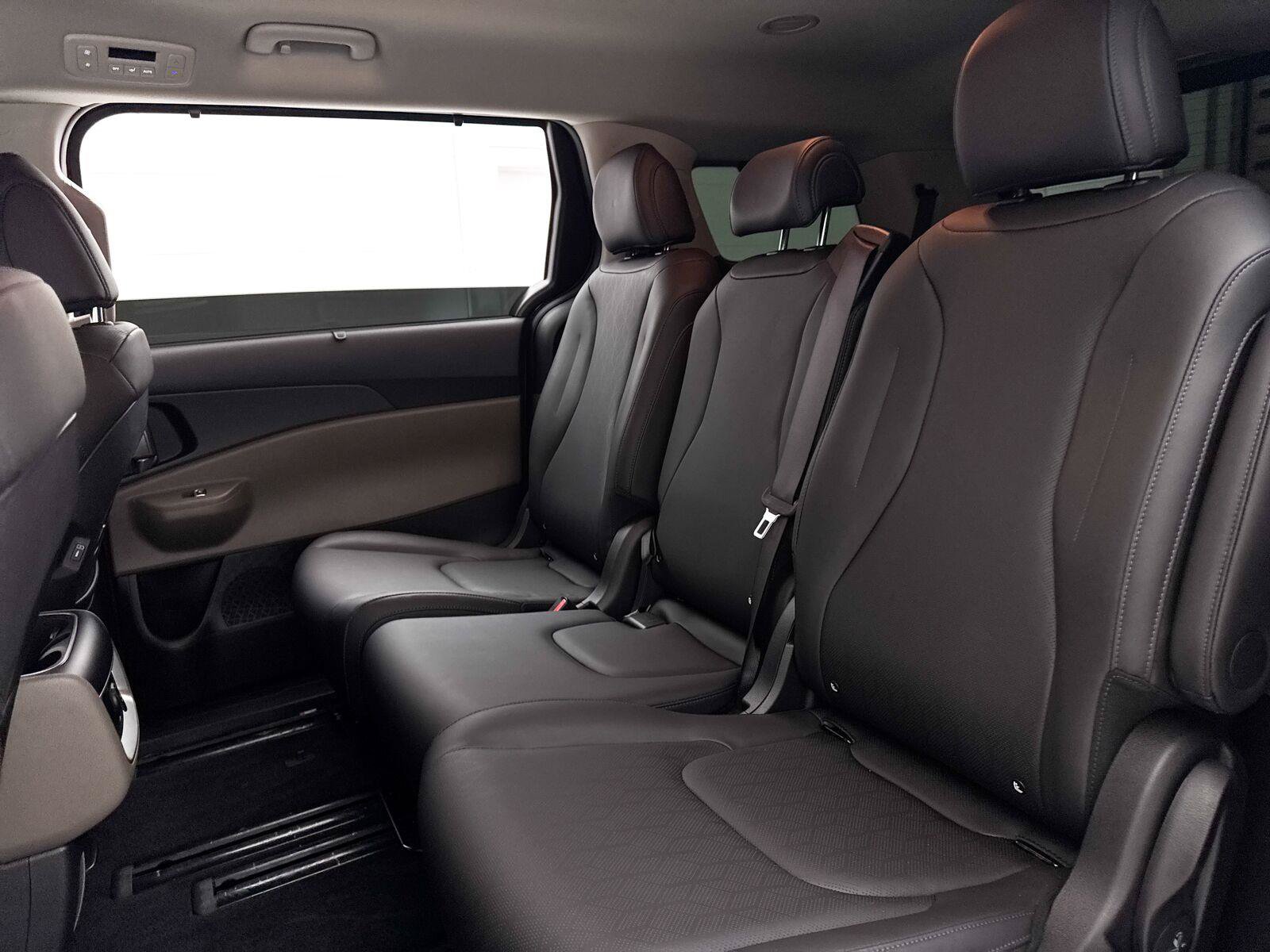 Certified 2026 Kia Carnival EX FWD image 32