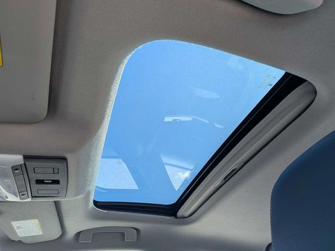 Used 2023 Nissan Sentra SR w/ SR Premium Package FWD image 18