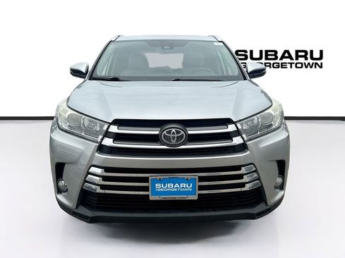 Used 2018 Toyota Highlander Limited FWD image 2