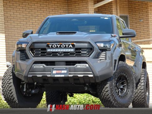 Used 2025 Toyota Tacoma TRD Sport AWD/4WD image 2