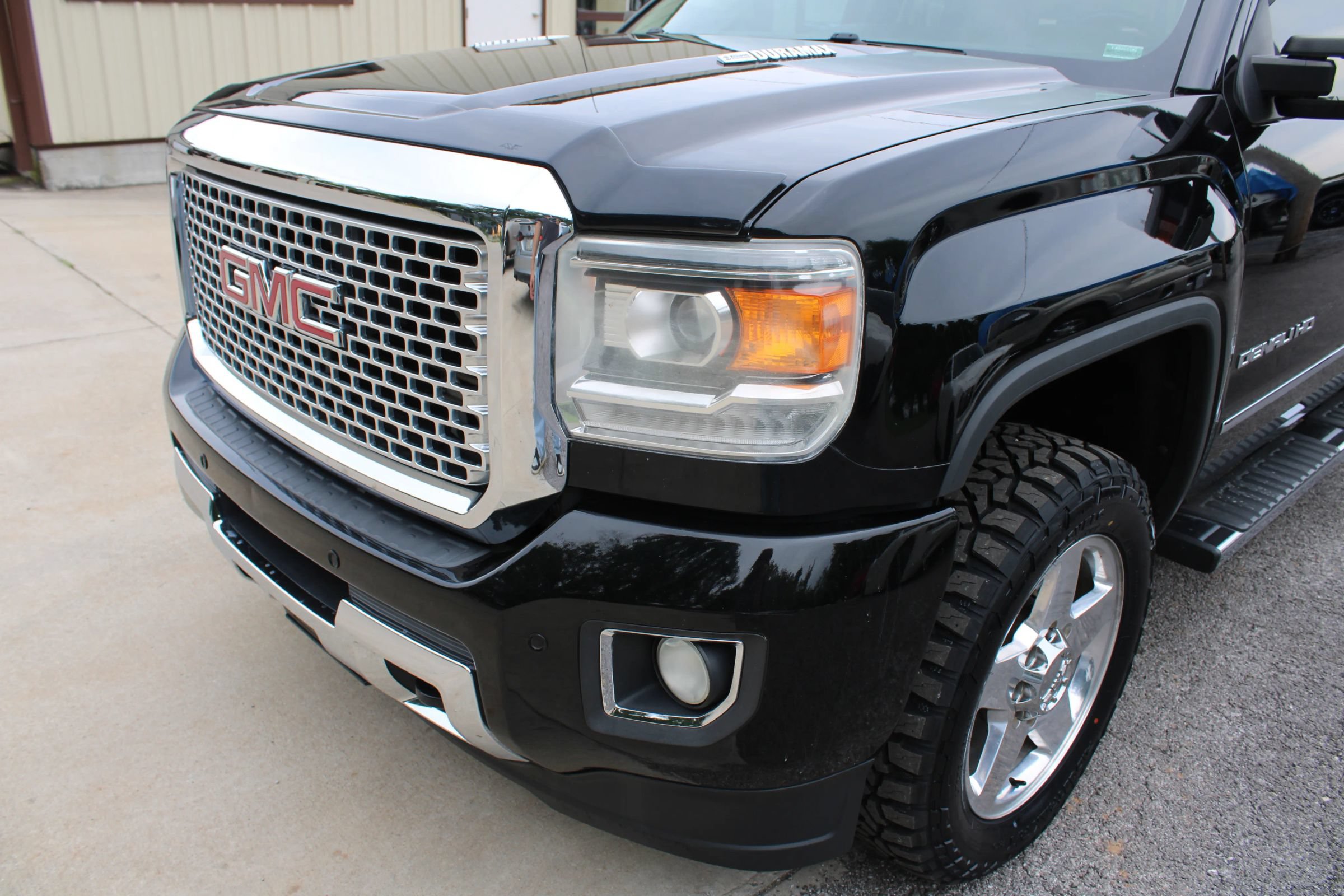 Used 2015 GMC Sierra 2500 Denali w/ Duramax Plus Package AWD/4WD image 3