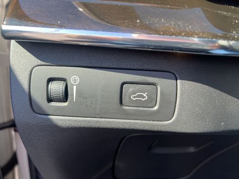 Used 2018 Volvo XC90 T6 Momentum w/ Convenience Package AWD/4WD image 16