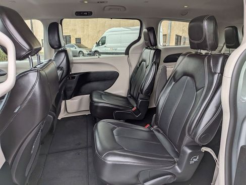 Used 2024 Chrysler Pacifica Touring-L image 25