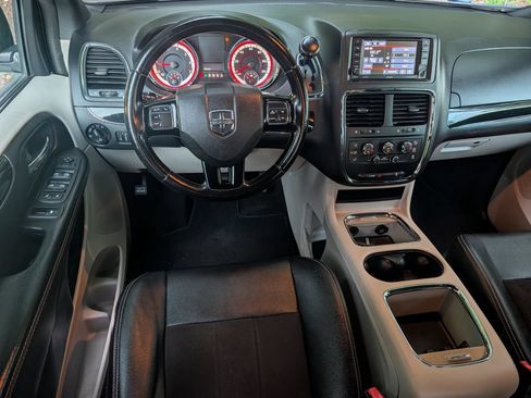 Used 2020 Dodge Grand Caravan SXT FWD image 12