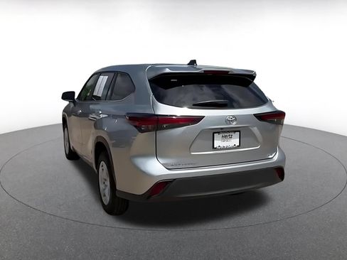 Used 2025 Toyota Highlander LE FWD image 14