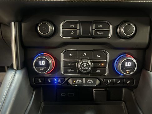 Used 2023 Chevrolet Suburban Premier RWD image 12