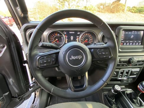 Used 2018 Jeep Wrangler Sport image 14
