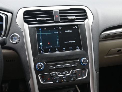 Used 2018 Ford Fusion SE w/ Fusion SE Technology Package FWD image 11