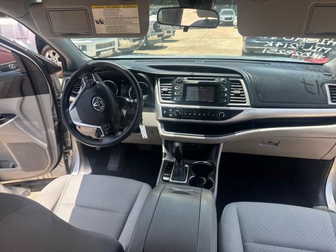 Used 2017 Toyota Highlander LE FWD image 22