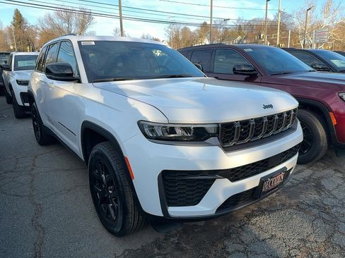 New 2026 Jeep Grand Cherokee Altitude image 2