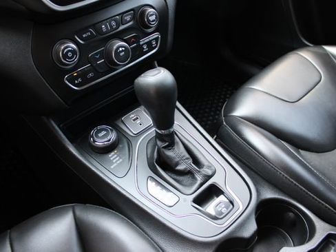 Used 2019 Jeep Cherokee Latitude Plus w/ Cold Weather Group AWD/4WD image 26