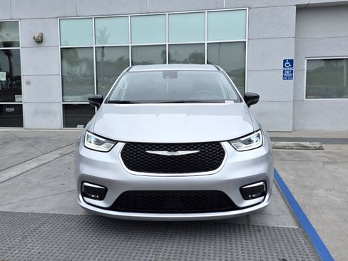 Certified 2024 Chrysler Pacifica Touring-L image 7