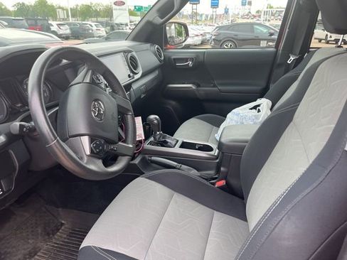 Used 2021 Toyota Tacoma TRD Off-Road image 9
