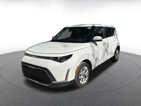 Used 2025 Kia Soul LX w/ LX Technology Package FWD image 4