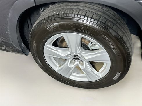 Used 2024 Toyota Highlander LE image 11