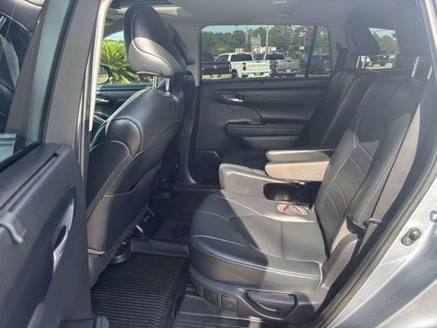 Used 2021 Toyota Highlander XLE FWD image 14