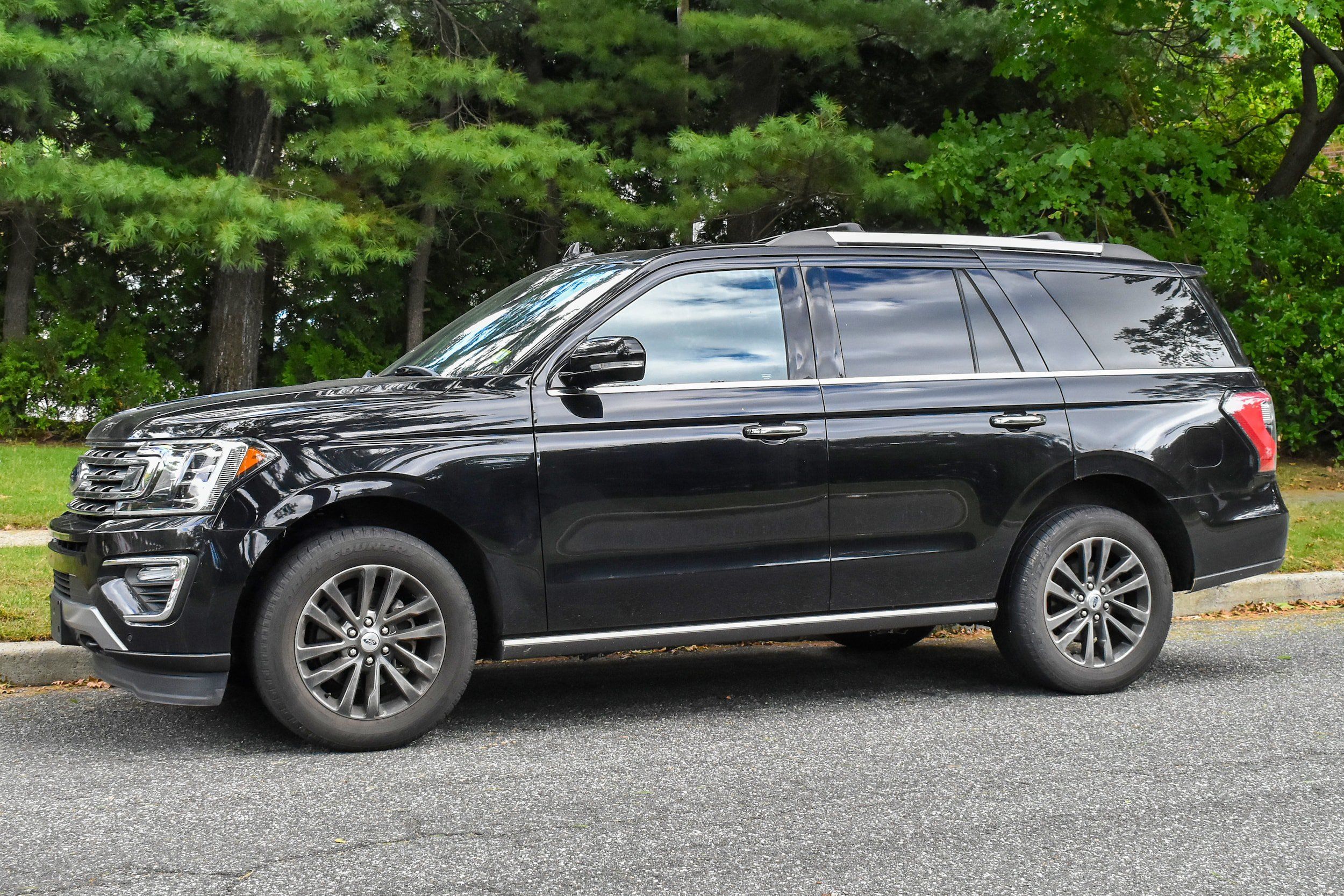 Used 2019 Ford Expedition Limited w/ Driver Assistance Package AWD/4WD image 2