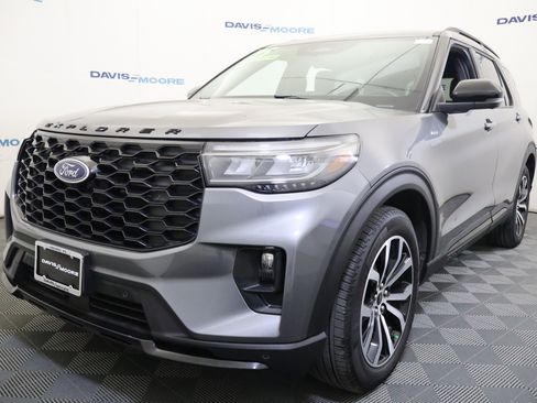 Used 2025 Ford Explorer ST-Line image 11