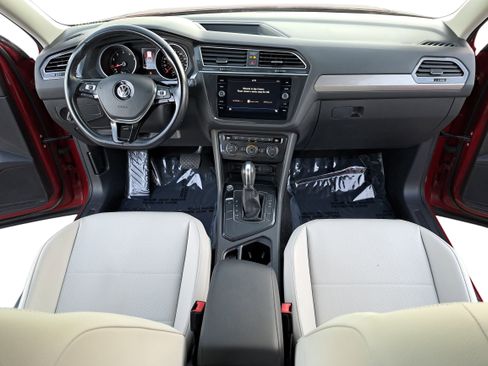 Certified 2019 Volkswagen Tiguan SE w/ Panoramic Sunroof Package image 9