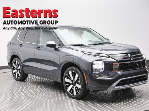 Used 2025 Mitsubishi Outlander SE AWD/4WD image 3