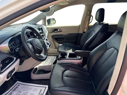 Used 2024 Chrysler Pacifica Touring-L FWD image 12