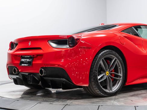 Used 2018 Ferrari 488 GTB RWD image 19
