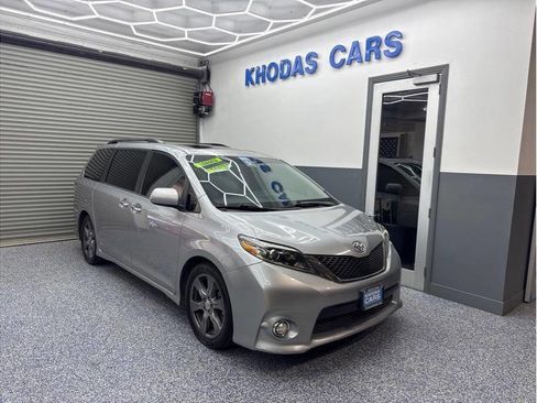 Used 2017 Toyota Sienna SE Premium image 6
