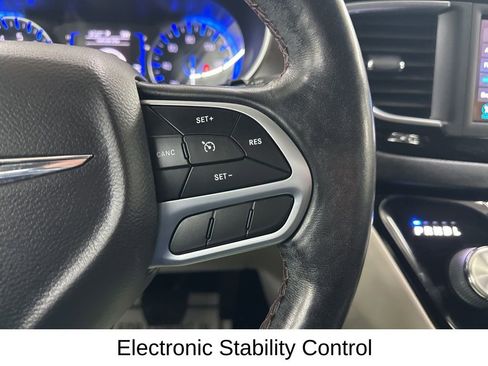 Used 2020 Chrysler Pacifica Touring-L image 35