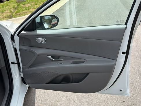 New 2026 Hyundai Elantra SE FWD image 15