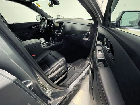 Used 2023 Chevrolet Traverse RS image 28
