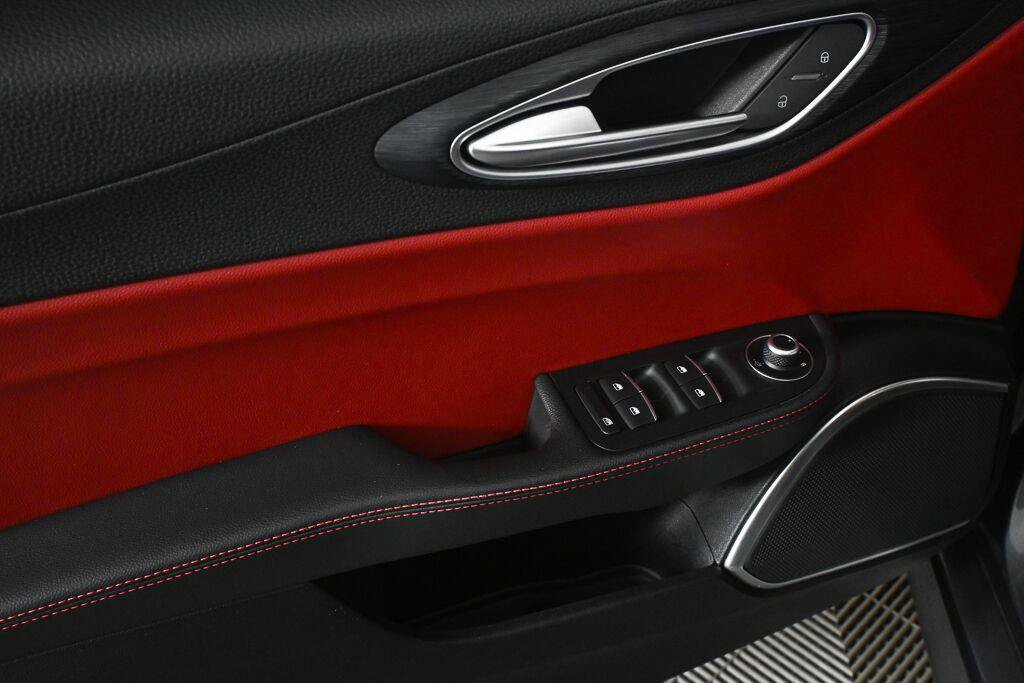 Used 2020 Alfa Romeo Giulia w/ Nero Edizione RWD image 8