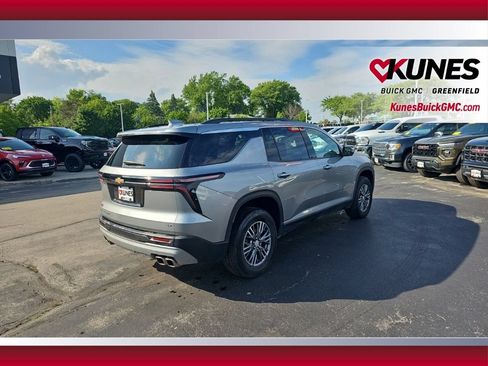 Used 2024 Chevrolet Traverse LT AWD/4WD image 5