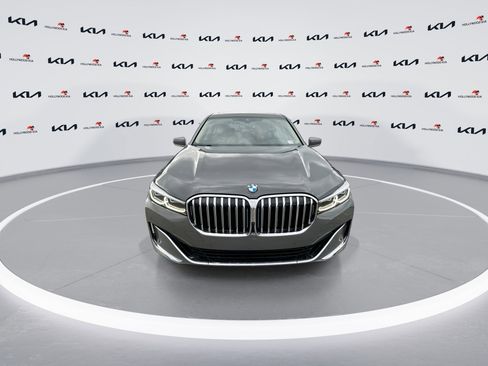 Used 2022 BMW 740i w/ Premium Package RWD image 3