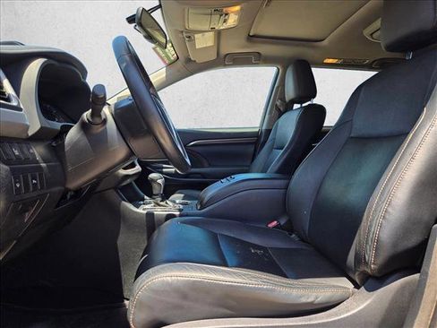 Used 2014 Toyota Highlander Limited FWD image 15