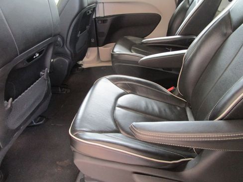 Used 2022 Chrysler Pacifica Limited image 15