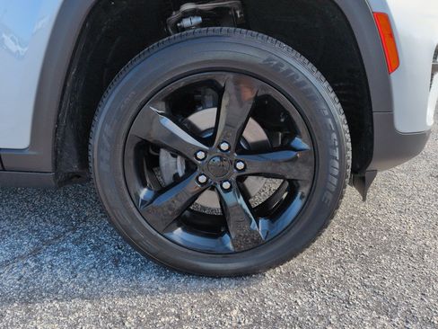 Certified 2023 Jeep Grand Cherokee Altitude AWD/4WD image 9