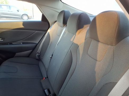 Used 2025 Hyundai Elantra SE FWD image 12