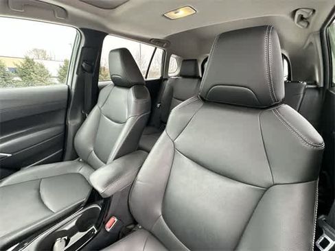 Used 2022 Toyota Corolla Cross XLE image 16