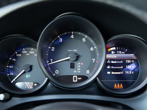 Certified 2024 Porsche Macan AWD/4WD image 17