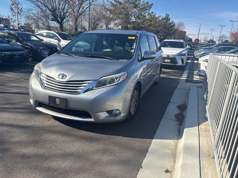 Used 2017 Toyota Sienna Limited Premium image 9