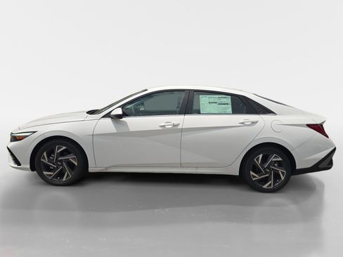 Used 2026 Hyundai Elantra Limited FWD image 6