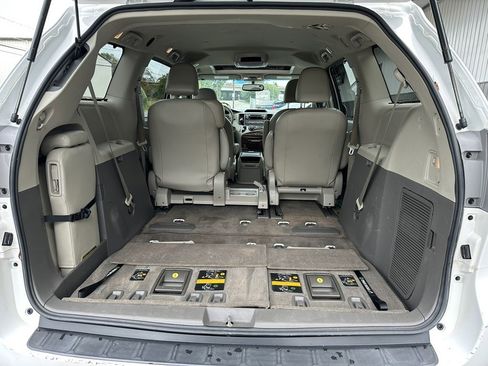 Used 2013 Toyota Sienna XLE image 21